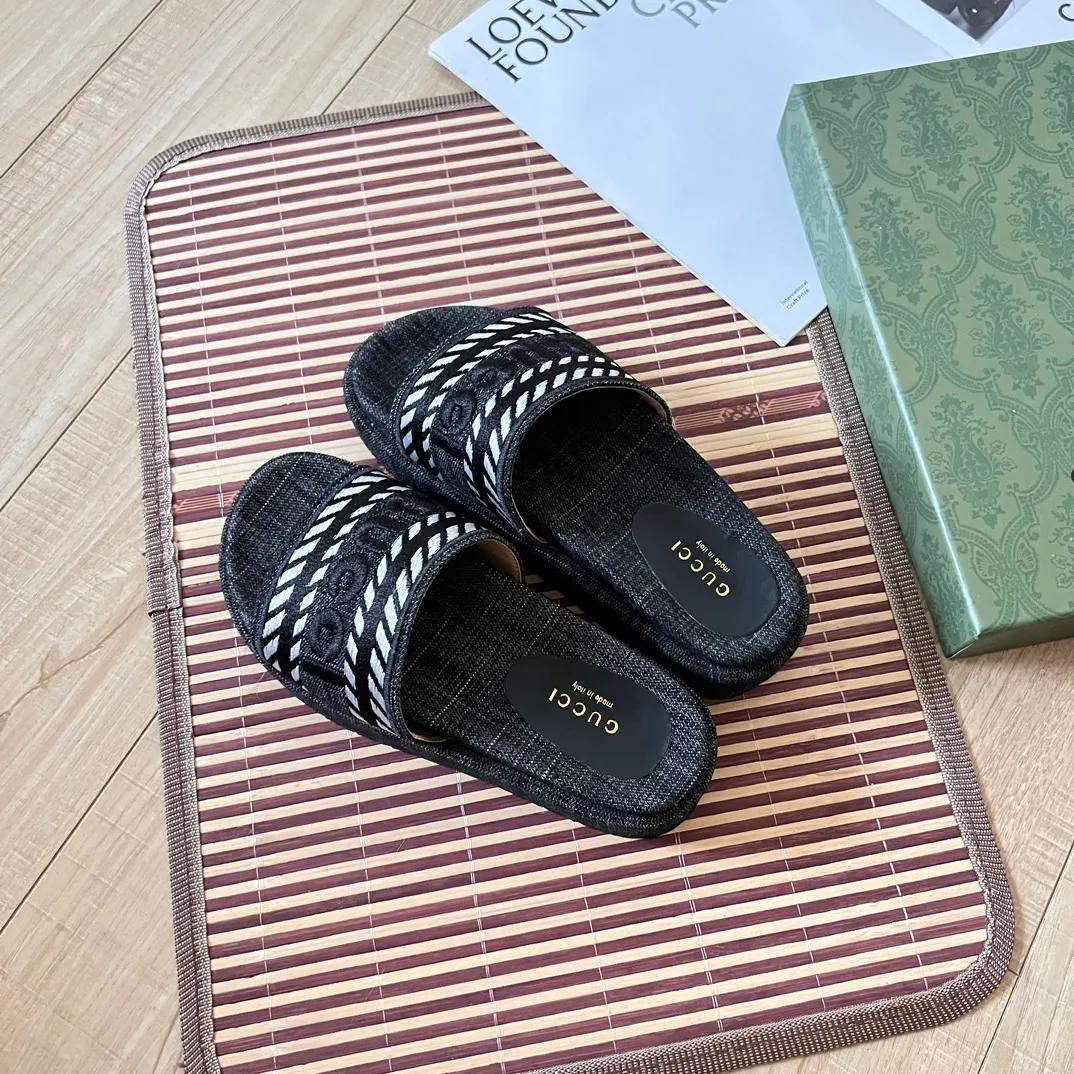 👟👟Ex-factory price 420👟👟 High-end women's shoes Gucci's latest limited edition thick-soled slippers. Top quality sale. Purchase authentic products. The material and craftsmanship are consistent with the original. Upper: original special printing process. Lining: dyed sheepskin. Outsole: Italian private model outsole. Size: 35-43M standard size. 41, 42 custom-made and non-refundable. Sole thickness: 5.5cm. Forefoot 4cm.